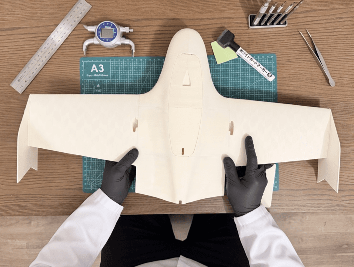 Precision work on an aircraft model in the VASTARA workshop